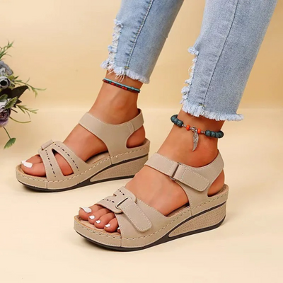 https://cdn.shopify.com/s/files/1/0754/6237/7802/files/orthopedic_sandalen_beige_v.png?v=1704994143